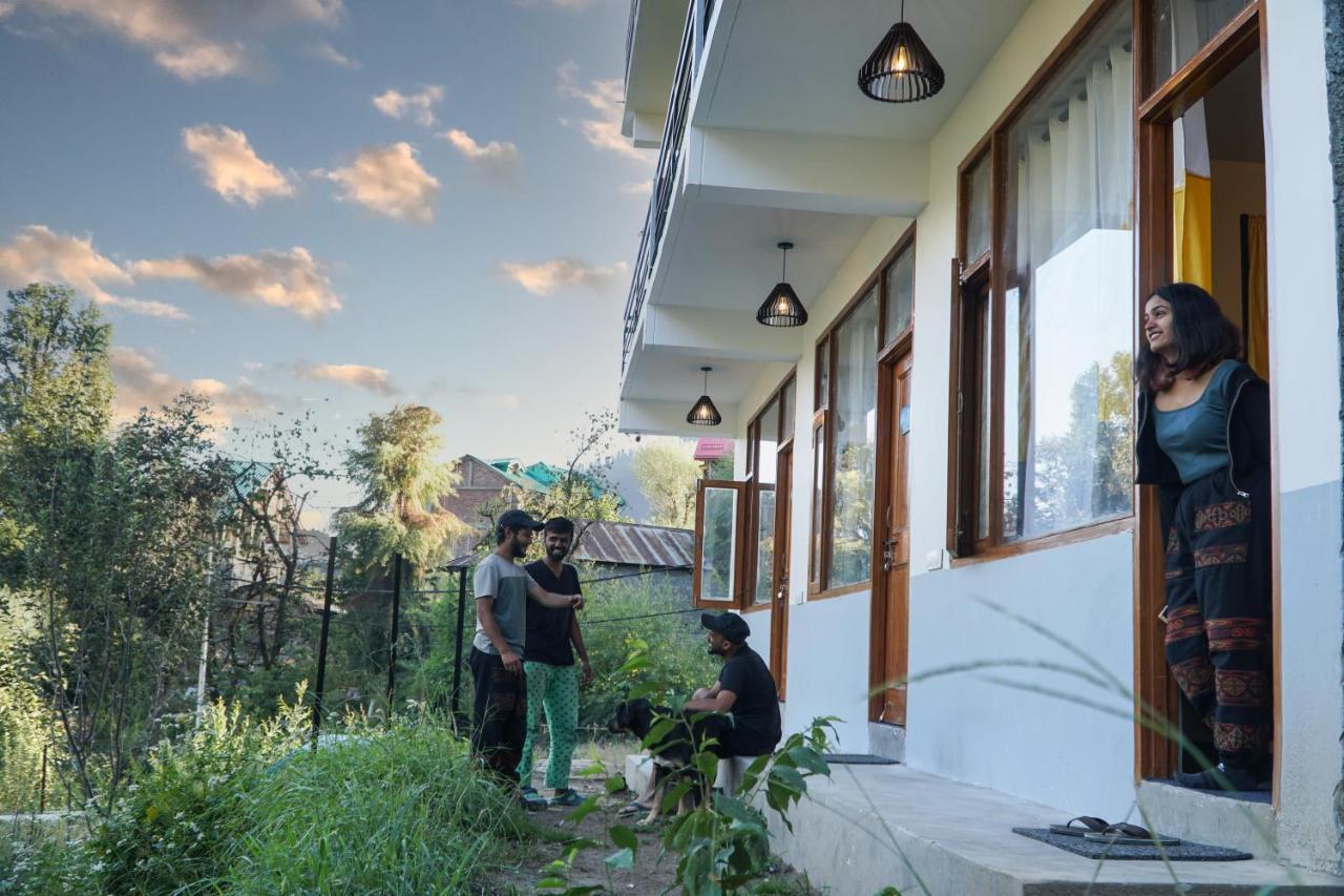Firefly Hostel Manāli Buitenkant foto