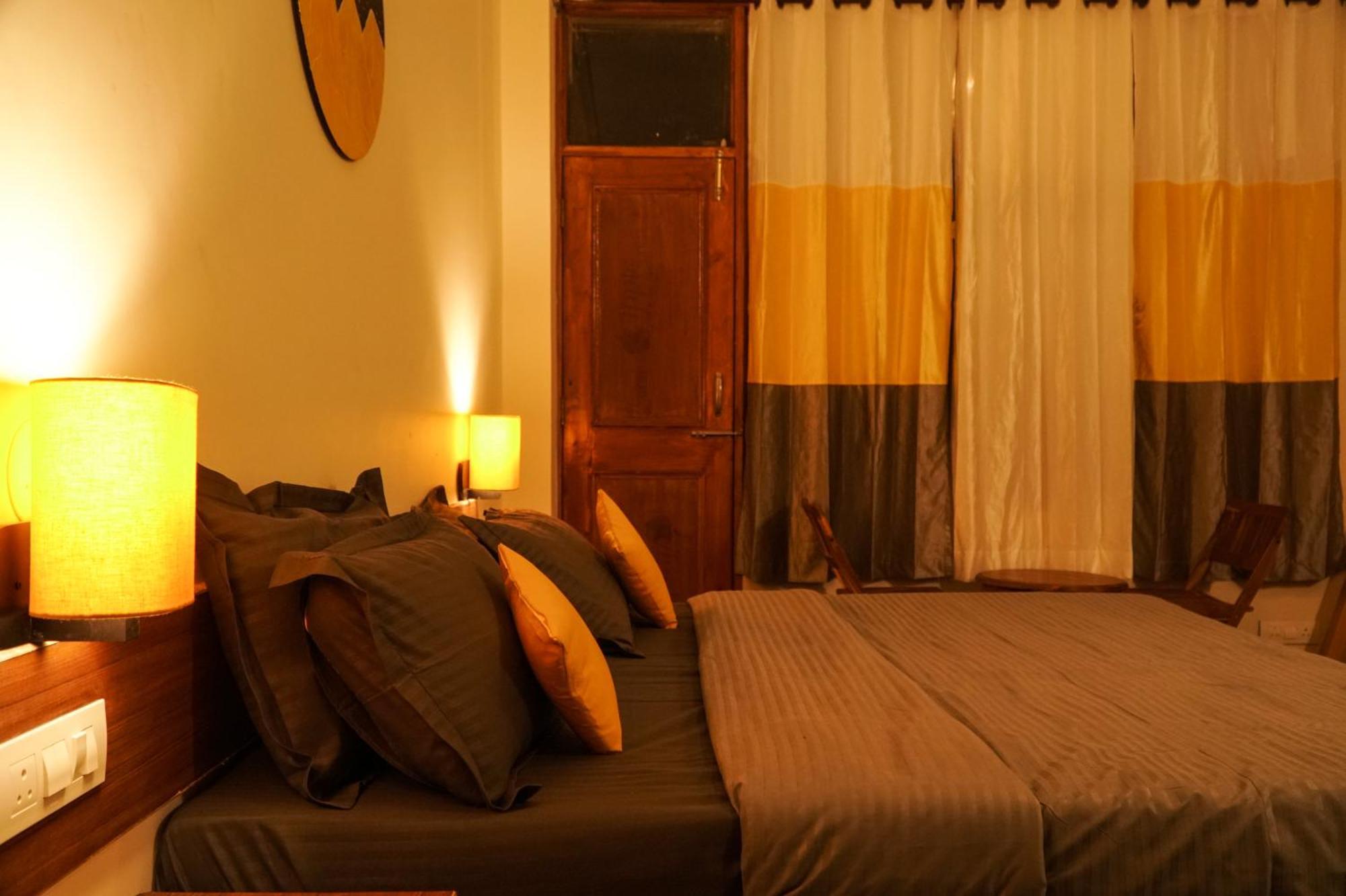 Firefly Hostel Manāli Buitenkant foto